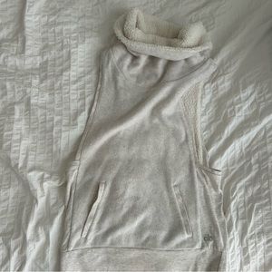 ALO CREAM SHERPA TURTLENECK FROST VEST S